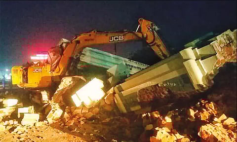 மதுரை தோரண வாயில் விபத்து: 2 பேர் மீது வழக்குப்பதிவு