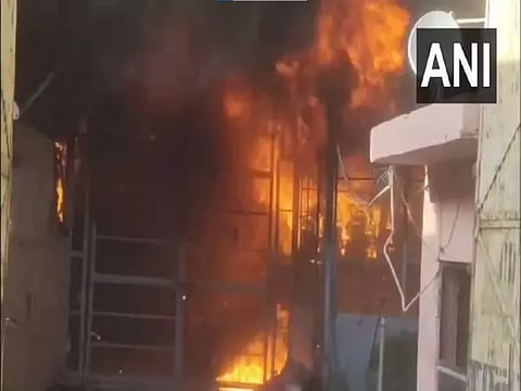 உத்தரபிரதேசம்: தெர்மாகோல் தொழிற்சாலையில் பயங்கர தீ விபத்து