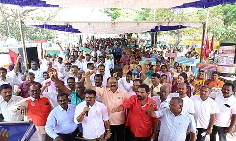 பள்ளி கல்வித்துறையில் பணியாற்றுபவர்களுக்கு பதவி உயர்வு வழங்க வேண்டும் என ஆர்ப்பாட்டம்