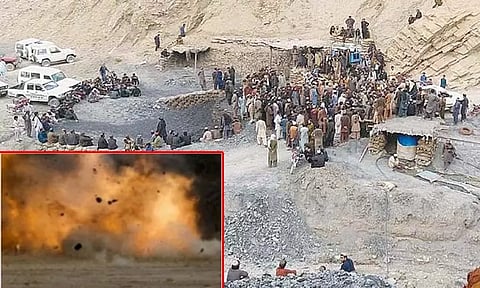 நிலக்கரி சுரங்கத் தொழிலாளர்களை ஏற்றி சென்ற வாகனம் மீது குண்டு வெடித்ததில் 9 பேர் பலி