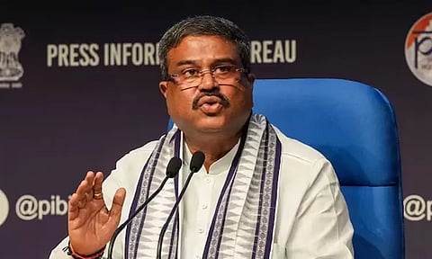 புதிய கல்விக்கொள்கையை ஏற்காவிட்டால் நிதி கிடையாது; மத்திய கல்வி மந்திரி தர்மேந்திர பிரதான்