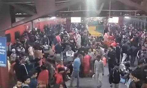 டெல்லி ரெயில் நிலைய கூட்ட நெரிசல்: உயர் மட்ட விசாரணைக்கு உத்தரவு