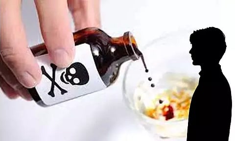 சக மாணவர்கள் முன்னிலையில் விஷம் குடித்த பிளஸ்-2 மாணவன்... தர்மபுரியில் பரபரப்பு