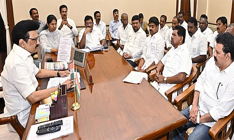 மீனவர் சங்க பிரதிநிதிகளுடன் முதல்-அமைச்சரை சந்தித்த கனிமொழி எம்.பி.