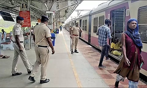 சென்னை: பழவந்தாங்கல் ரெயில் நிலையத்தில் போலீசார் பாதுகாப்பு