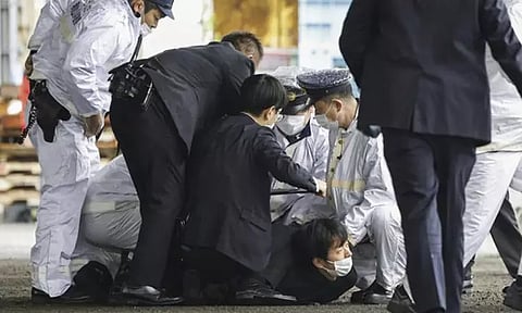 ஜப்பான் முன்னாள் பிரதமர் மீது பைப் வெடிகுண்டு வீசிய நபருக்கு 10 ஆண்டு சிறை