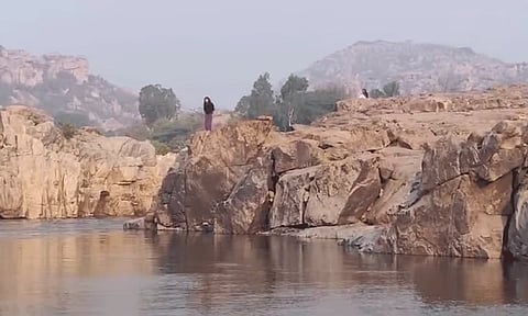 துங்கபத்ரா ஆற்றில் மூழ்கி பெண் டாக்டர் பலி: உடலை தேடும் பணி தீவிரம்