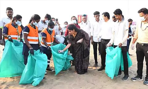 மெரினா கடற்கரை தூய்மை பணியில் 5 ஆயிரம் பேர்: மேயர் தொடங்கி வைத்தார்