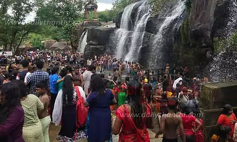 விடுமுறை தினத்தையொட்டி திற்பரப்பு அருவியில் குவியும் சுற்றுலாப் பயணிகள்