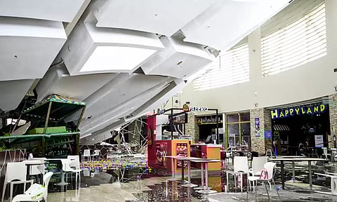 வணிக வளாகத்தின் மேற்கூரை இடிந்து விழுந்து விபத்து; 6 பேர் பலி