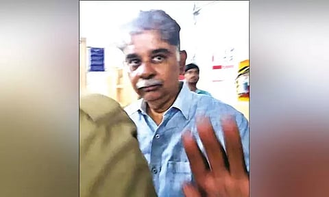 பள்ளி மாணவிகளுக்கு பாலியல் தொந்தரவு: தலைமறைவாக இருந்த ஆசிரியர் கைது