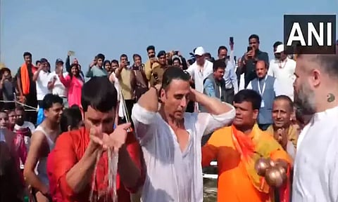 மகா கும்பமேளாவில் புனித நீராடிய நடிகர் அக்சய் குமார்