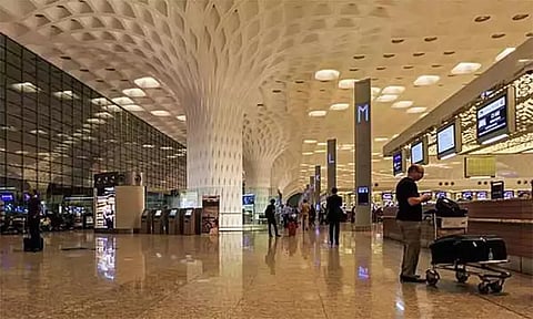 மும்பை விமான நிலையத்தில் ரூ.5.5 கோடி மதிப்பிலான கஞ்சா பறிமுதல் - ஒருவர் கைது