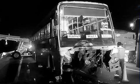 கரூர்: அரசுப் பேருந்து - கார் நேருக்கு நேர் மோதி பயங்கர விபத்து - 5 பேர் உயிரிழப்பு