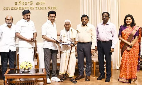 கலைமாமணி விருது பெற்ற நலிந்த கலைஞர்கள் 10 பேருக்கு பொற்கிழி வழங்கினார் முதல்-அமைச்சர்