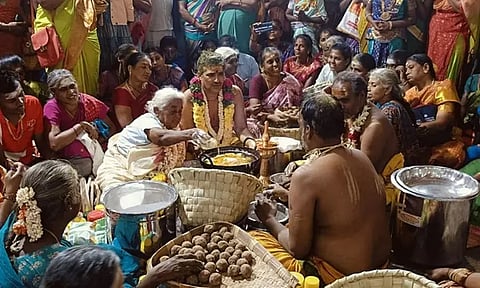ஸ்ரீவில்லிபுத்தூர்: மகா சிவராத்திரியை முன்னிட்டு கொதிக்கும் நெய்யில் கையால் அப்பம் சுட்ட மூதாட்டி