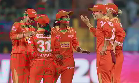 மகளிர் பிரீமியர் லீக்: குஜராத் அணிக்கு 126 ரன்கள் இலக்கு நிர்ணயித்த பெங்களூரு