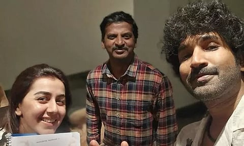 Aadhi and Nikki Galrani with the director of 'Maragatha Naanayam' - Viral photo