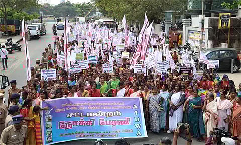 பெண்கள், குழந்தைகள் மீதான வன்முறைக்கு எதிராக ஜனநாயக மாதர் சங்கத்தினர் பேரணி