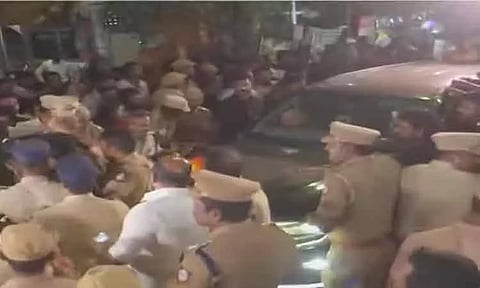 காவல்நிலையத்தில் சீமான் ஆஜர்: குவிந்த தொண்டர்கள்... பரபரப்பான சூழலில் வளசரவாக்கம்