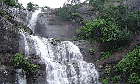 குற்றால அருவிகளில் வெள்ளப்பெருக்கு: சுற்றுலா பயணிகள் குளிப்பதற்கு தடை