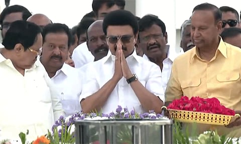 72-வது பிறந்தநாள்: அண்ணா, கருணாநிதி நினைவிடங்களில் முதல்-அமைச்சர் மு.க.ஸ்டாலின் மரியாதை