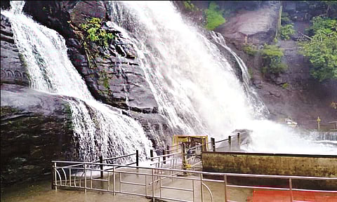 குற்றால அருவிகளில் 2வது நாளாக சுற்றுலா பயணிகள் குளிக்க தடை