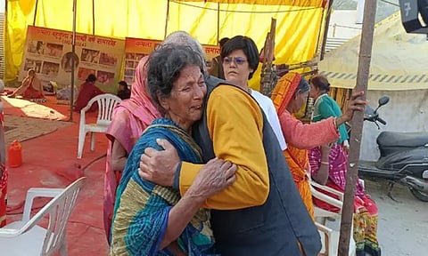 உ.பி. மகா கும்பமேளா: குடும்பத்துடன் மீண்டும் ஒன்றிணைந்த 50 ஆயிரம் பக்தர்கள் மகிழ்ச்சி