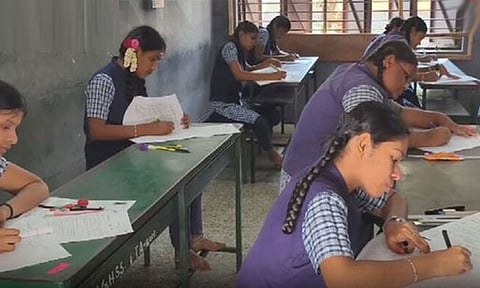 இன்று நடந்த மொழிப்பாடத் தேர்வை 8,02,567 மாணவர்கள் எழுதினர்