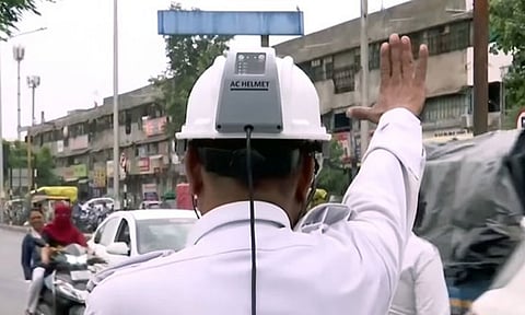 சுட்டெரிக்கும் வெயில்: போக்குவரத்து போலீசாருக்கு ஏ.சி. ஹெல்மெட்