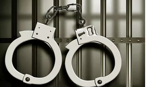 ரோட்டில் பிறந்தநாள் கொண்டாடிய மேயரின் மகன்- போக்குவரத்து பாதித்ததால் 4 பேருடன் கைதானார்