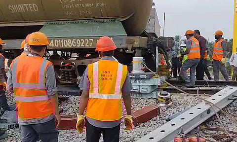 ஓசூரில் சரக்கு ரெயில் தடம் புரண்டதால் பரபரப்பு - சீரமைப்புப் பணிகள் தீவிரம்