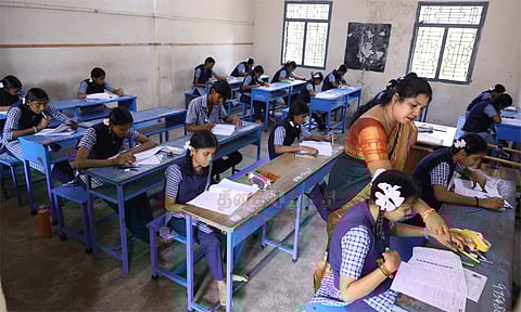 மாநிலம் முழுவதும் தொடங்கியது பிளஸ்-1 பொதுத் தேர்வு