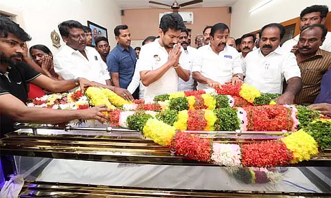 கவிஞர் நந்தலாலா உடலுக்கு உதயநிதி ஸ்டாலின் அஞ்சலி