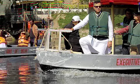 யமுனை நதியில் 1,300 டன் கழிவுகள் அகற்றம்; படகில் சென்று டெல்லி மந்திரி ஆய்வு