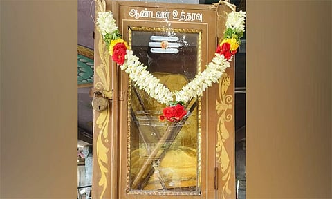 சிவன்மலை ஆண்டவன் உத்தரவு பெட்டியில் கற்பூரம், பிரம்பு வைத்து பூஜை