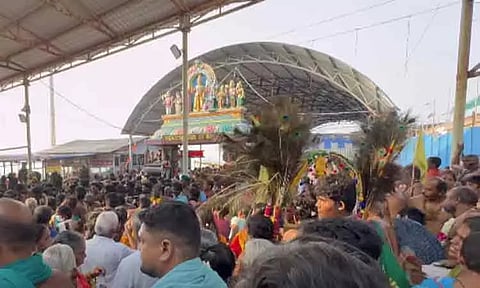 மாசி திருவிழா: திருச்செந்தூரில் அலைமோதும் பக்தர்கள் கூட்டம் - 5 மணி நேரம் காத்திருந்து தரிசனம்