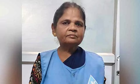 1.5 பவுன் தங்க செயினை உரியவரிடம் ஒப்படைத்த தூய்மை பணியாளருக்கு குவியும் பாராட்டு