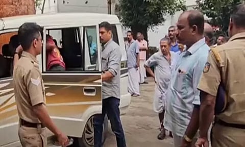 போலீசாரிடம் இருந்து தப்பிக்க போதைப்பொருள் பொட்டலத்தை விழுங்கிய நபர் உயிரிழப்பு