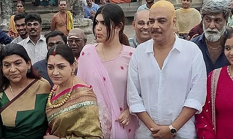 Sundar C shaved his head and paid his respects at the Palani Murugan Temple