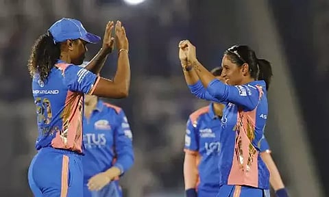மகளிர் பிரீமியர் லீக்: குஜராத்தை வீழ்த்தி மும்பை வெற்றி