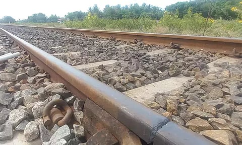 தண்டவாளத்தில் தூங்கிய நபர் மீது மோதிய ரெயில்