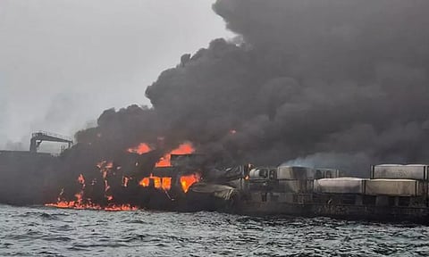 எரிபொருள், வேதிப்பொருள் ஏற்றிச்சென்ற சரக்கு கப்பல்கள் மோதி விபத்து; அதிர்ச்சி சம்பவம்