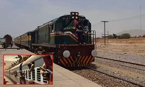 பாகிஸ்தானில் எக்ஸ்பிரஸ் ரெயில் கடத்தல்; 30 ராணுவ வீரர்கள் படுகொலை