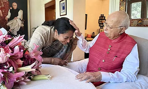 அத்வானியுடன் டெல்லி முதல்-மந்திரி ரேகா குப்தா நேரில் சந்திப்பு