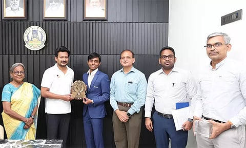 தமிழ்நாடு சாம்பியன் அறக்கட்டளை நிதியின் கீழ் ரூ.5.5 லட்சத்திற்கான காசோலை - உதயநிதி ஸ்டாலின் வழங்கினார்