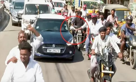 தவெக தலைவர் விஜய் காரை மறித்து தொண்டர்கள் மனு அளிக்க முயற்சி