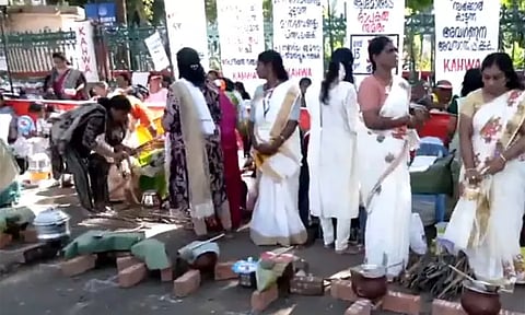 ஆற்றுக்கால் பகவதியம்மன் கோவில் பொங்கல் விழா- பெண்கள் பொங்கலிட்டு வழிபாடு