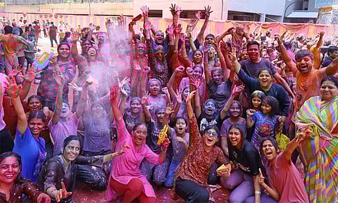 சென்னையில் ஹோலி பண்டிகை கோலாகலம்