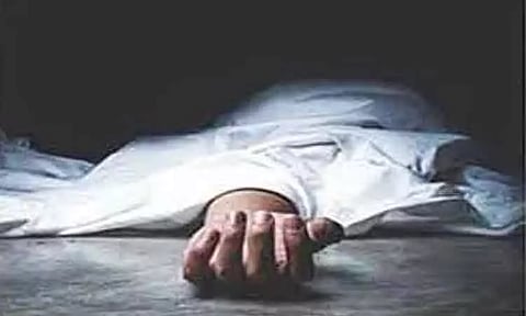 சரியாக படிக்காத மகன்களை தண்ணீர் பக்கெட்டில் மூழ்கடித்து கொலை.... தந்தை தூக்குப்போட்டு தற்கொலை